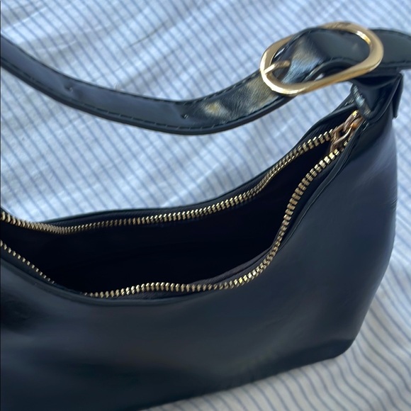 Elegant Black Leather Shoulder Bag - Picture 3 of 3